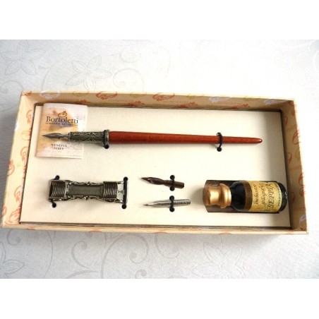 Stylo en bois calligraphie, encre et stylo