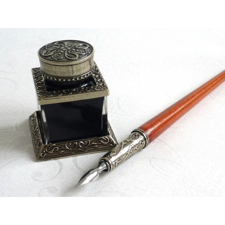 Puiset kalligrafiakynän, mustepullo ja lyijykynä