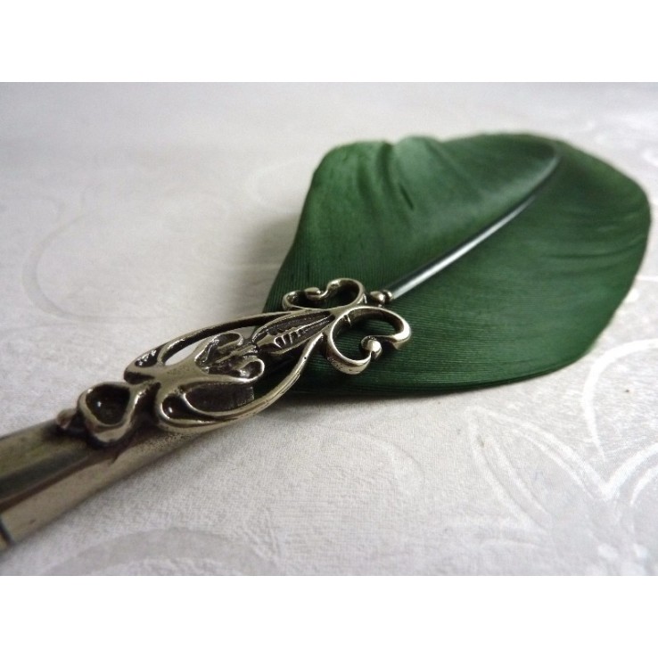 gros plan de Bortoletti Set de quill classique vert avec frises de bronze