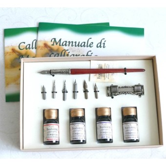 Ensemble d'écriture en bois avec des manuels de calligraphie 2