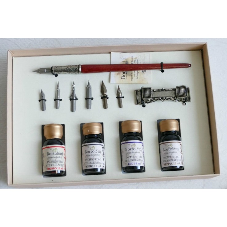 Hölzernes Schreibenset mit Kalligraphiehandbüchern