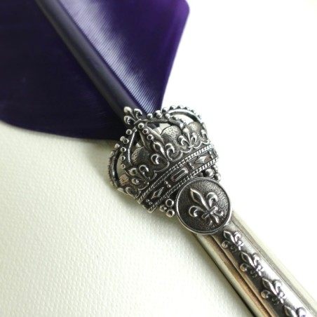 primer plano de Bortoletti Pluma de plumas de Corona con detalle de Fleur-De-Lys