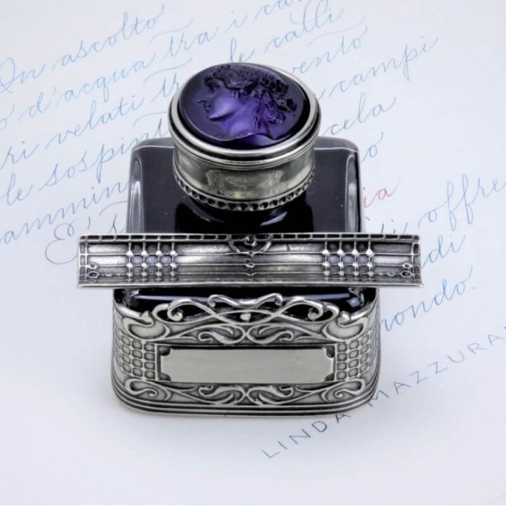 Närbild av cameo detalj på Bortoletti Priuli inkwell