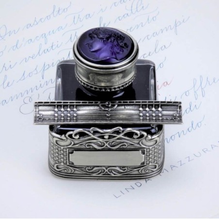 Nahaufnahme von Cameo-Detail auf Bortoletti Priauli Inkwell