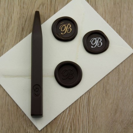 Empreinte de la cire de la cire de forêt sur l'enveloppe d'invitation