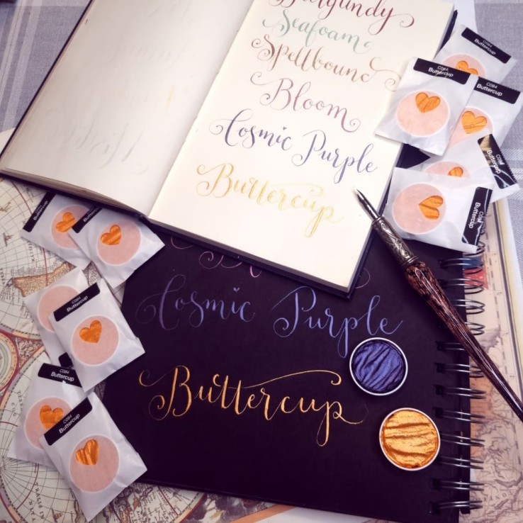 Coliro "Buttercup" PearlColor con brillo fino brillo.