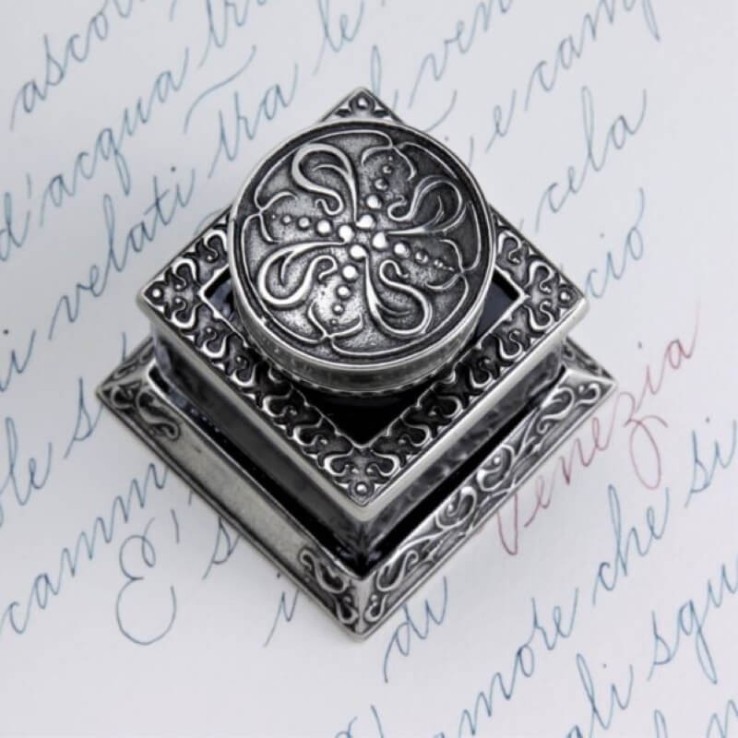 Gros plan, bouchon de vis en bronze sur Bortoletti CAL45 VERRE INKWELL