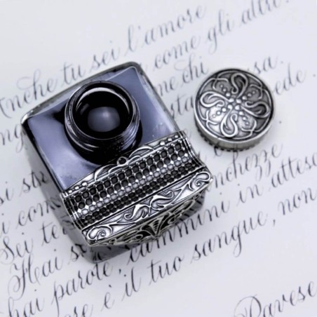 Gros plan de titulaire de stylo en bronze moulé sur Bortoletti Marco Polo Inkwell