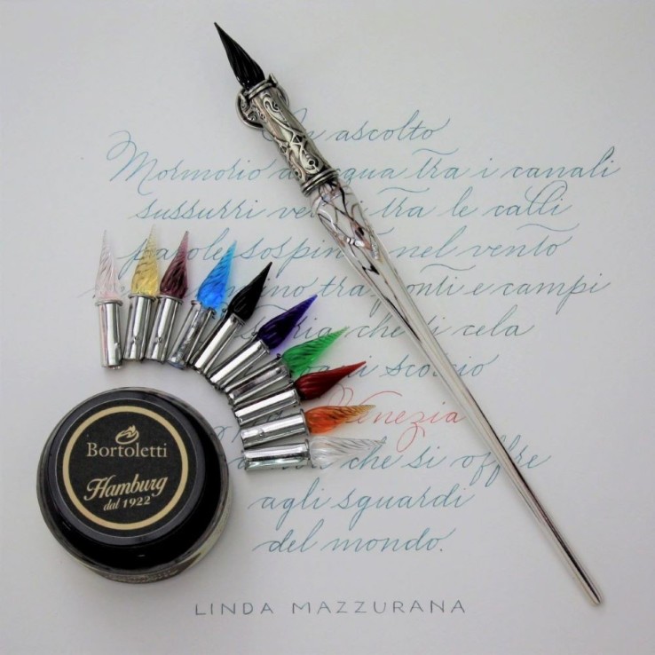 Bortoletti Contarini escribe la pluma para la letra elegante.