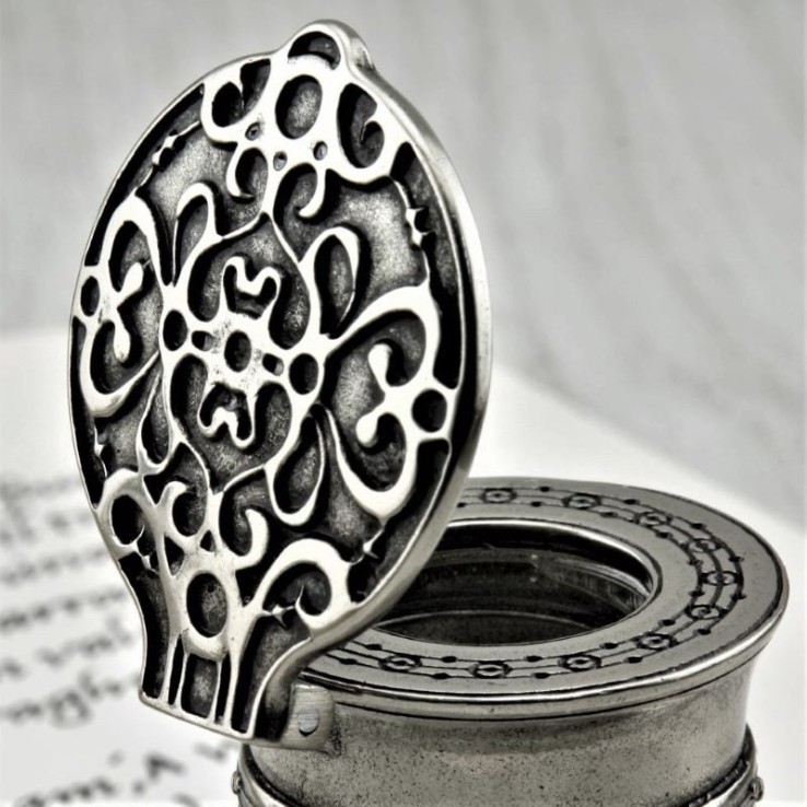 Calligrafia decorativa in legno con dettaglio in bronzo