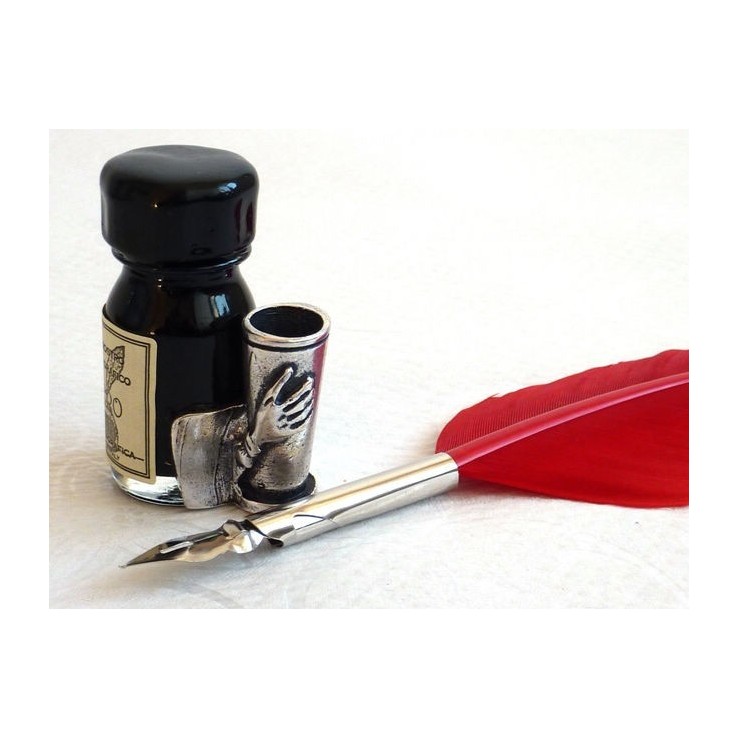 Close-up van kleine rode quill pen en tinhouder door La Kaligrafica