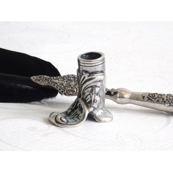 Primer plano de la pluma de pluma negra y la pluma de Pewter por La Kaligrafica 2