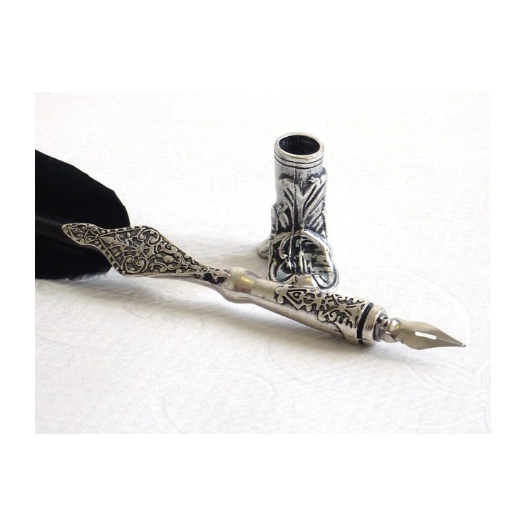 Stylo plume noir, porte-bottes et encre